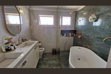 Casa de condomínio à venda com 330m², 4 quartos e 4 vagas Casa de condomínio à venda com 330m², 4 quartos e 4 vagasBanheiro