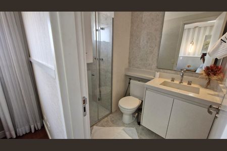 Casa de condomínio à venda com 330m², 4 quartos e 4 vagas Casa de condomínio à venda com 330m², 4 quartos e 4 vagasBanheiro