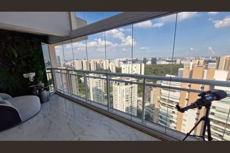 Casa de condomínio à venda com 330m², 4 quartos e 4 vagas Casa de condomínio à venda com 330m², 4 quartos e 4 vagasVaranda