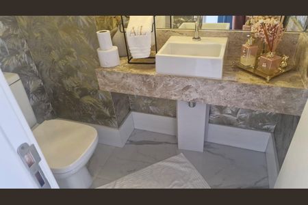 Casa de condomínio à venda com 330m², 4 quartos e 4 vagas Casa de condomínio à venda com 330m², 4 quartos e 4 vagasBanheiro