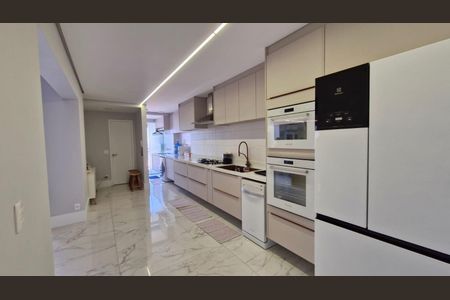 Casa de condomínio à venda com 330m², 4 quartos e 4 vagas Casa de condomínio à venda com 330m², 4 quartos e 4 vagasCozinha