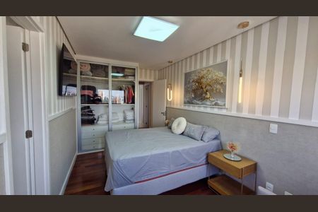 Casa de condomínio à venda com 330m², 4 quartos e 4 vagas Casa de condomínio à venda com 330m², 4 quartos e 4 vagasQuarto