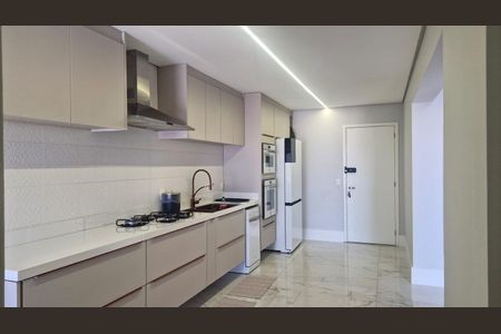 Casa de condomínio à venda com 330m², 4 quartos e 4 vagas Casa de condomínio à venda com 330m², 4 quartos e 4 vagasCozinha