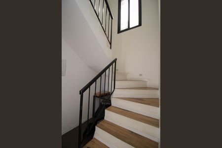 Casa para alugar com 190m², 6 quartos e 2 vagas Casa para alugar com 190m², 6 quartos e 2 vagasEscada