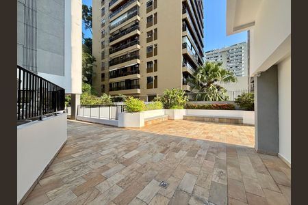 Apartamento à venda com 100m², 2 quartos e 1 vaga Apartamento à venda com 100m², 2 quartos e 1 vagaÁrea comum - piscinas
