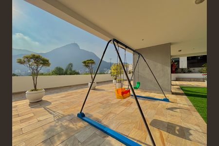 Apartamento à venda com 100m², 2 quartos e 1 vaga Apartamento à venda com 100m², 2 quartos e 1 vagaÁrea comum - playground com vista livre para o Cristo redentor e lagoa Rodrigo de Freitas