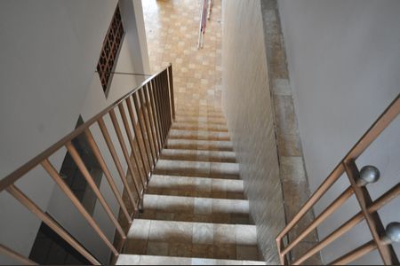 Casa para alugar com 580m², 3 quartos e 3 vagasEscada de acesso à garagem
