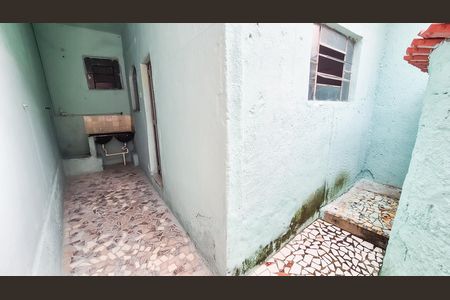 Casa para alugar com 100m², 2 quartos e sem vaga Casa para alugar com 100m², 2 quartos e sem vagaEntrada e lateral da casa