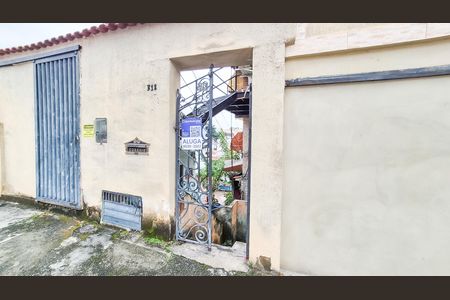 Casa para alugar com 100m², 2 quartos e sem vaga Casa para alugar com 100m², 2 quartos e sem vagaPortão de entrada e plaquinha
