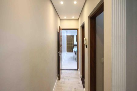 Casa à venda com 192m², 2 quartos e 3 vagas Casa à venda com 192m², 2 quartos e 3 vagasCorredor