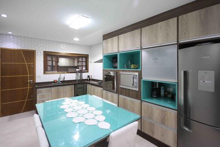 Casa à venda com 192m², 2 quartos e 3 vagas Casa à venda com 192m², 2 quartos e 3 vagasCozinha