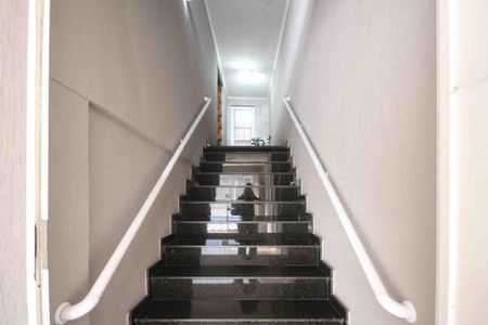 Casa à venda com 192m², 2 quartos e 3 vagas Casa à venda com 192m², 2 quartos e 3 vagasEscada de entrada
