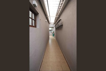 Casa à venda com 192m², 2 quartos e 3 vagas Casa à venda com 192m², 2 quartos e 3 vagasCorredor externo