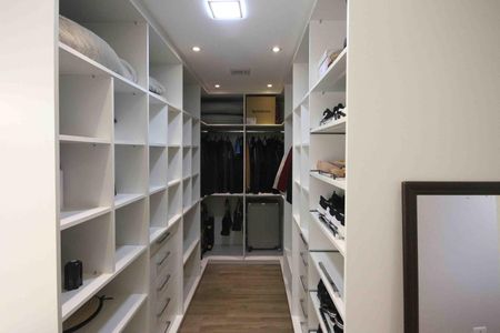 Casa à venda com 192m², 2 quartos e 3 vagas Casa à venda com 192m², 2 quartos e 3 vagasCloset