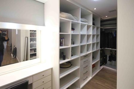 Casa à venda com 192m², 2 quartos e 3 vagas Casa à venda com 192m², 2 quartos e 3 vagasCloset