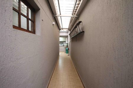 Casa à venda com 192m², 2 quartos e 3 vagas Casa à venda com 192m², 2 quartos e 3 vagasCorredor externo