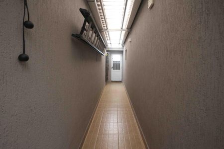 Casa à venda com 192m², 2 quartos e 3 vagas Casa à venda com 192m², 2 quartos e 3 vagasCorredor externo