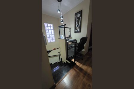 Casa à venda com 225m², 3 quartos e 4 vagas Casa à venda com 225m², 3 quartos e 4 vagasEscada