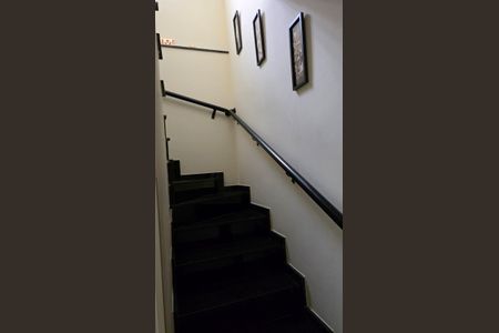 Casa à venda com 225m², 3 quartos e 4 vagas Casa à venda com 225m², 3 quartos e 4 vagasEscada
