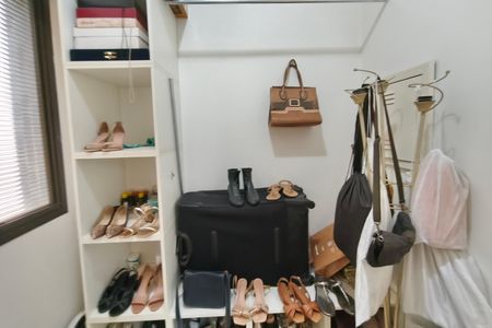 Apartamento à venda com 200m², 4 quartos e 2 vagas Apartamento à venda com 200m², 4 quartos e 2 vagasQuarto de Serviço