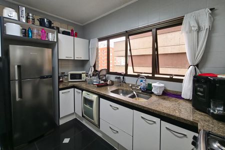 Apartamento à venda com 200m², 4 quartos e 2 vagas Apartamento à venda com 200m², 4 quartos e 2 vagasCozinha