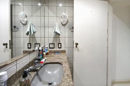 Apartamento à venda com 200m², 4 quartos e 2 vagas Apartamento à venda com 200m², 4 quartos e 2 vagasBanheiro Suíte
