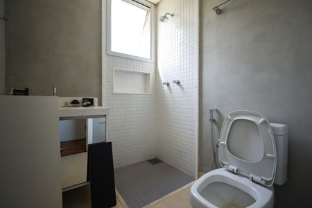 Casa de condomínio à venda com 300m², 3 quartos e 2 vagas Casa de condomínio à venda com 300m², 3 quartos e 2 vagasBanheiro da Suíte 1