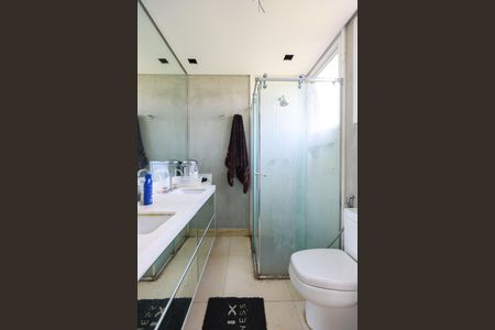 Casa de condomínio à venda com 300m², 3 quartos e 2 vagas Casa de condomínio à venda com 300m², 3 quartos e 2 vagasBanheiro da Suíte 2