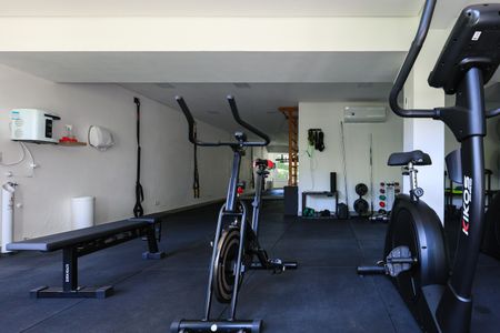 Casa de condomínio à venda com 300m², 3 quartos e 2 vagas Casa de condomínio à venda com 300m², 3 quartos e 2 vagasÁrea comum - Academia