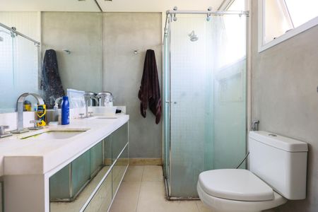 Casa de condomínio à venda com 300m², 3 quartos e 2 vagas Casa de condomínio à venda com 300m², 3 quartos e 2 vagasBanheiro da Suíte 2