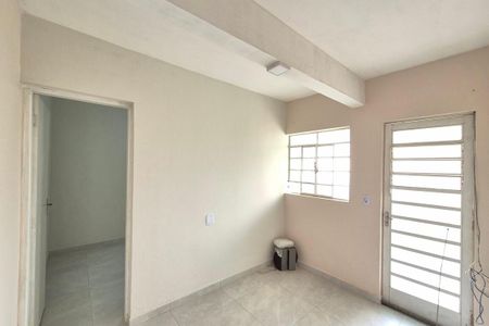 Casa para alugar com 50m², 1 quarto e 1 vaga Casa para alugar com 50m², 1 quarto e 1 vagaSala