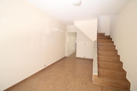 Sala de casa para alugar com 2 quartos, 250m² em Jardim dos Lagos, São Paulo