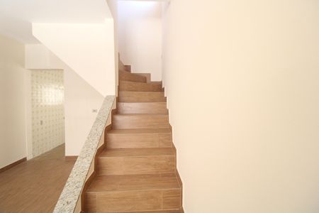 Casa para alugar com 250m², 2 quartos e 2 vagasEscada