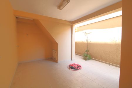 Casa para alugar com 250m², 2 quartos e 2 vagasFundos da casa