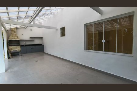 Casa de condomínio à venda com 180m², 3 quartos e 1 vaga Casa de condomínio à venda com 180m², 3 quartos e 1 vagaÁrea Gourmet
