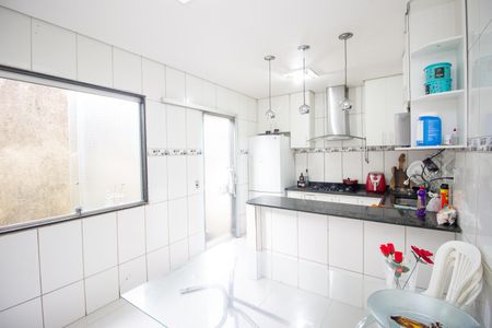 Casa para alugar com 360m², 3 quartos e 5 vagas Casa para alugar com 360m², 3 quartos e 5 vagasCozinha e Área de Serviço
