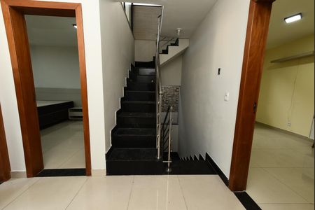 Casa para alugar com 300m², 3 quartos e 4 vagas Casa para alugar com 300m², 3 quartos e 4 vagasEscada