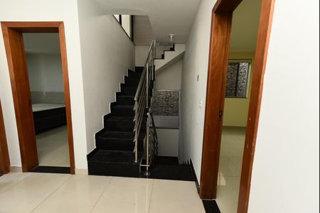 Casa para alugar com 300m², 3 quartos e 4 vagas Casa para alugar com 300m², 3 quartos e 4 vagasEscada