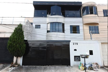 Casa para alugar com 300m², 3 quartos e 4 vagas Casa para alugar com 300m², 3 quartos e 4 vagasFachada