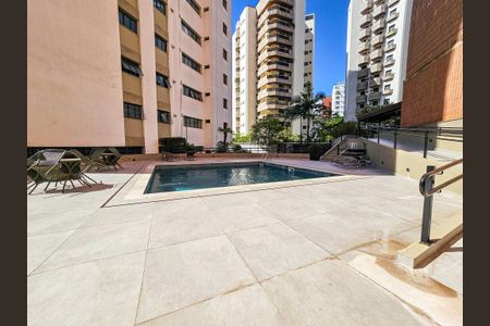 Apartamento à venda com 321m², 4 quartos e 3 vagas Apartamento à venda com 321m², 4 quartos e 3 vagasÁrea comum - Piscina