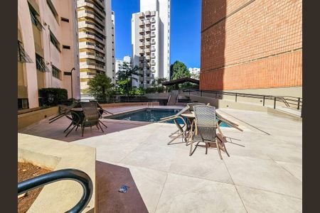 Apartamento à venda com 321m², 4 quartos e 3 vagas Apartamento à venda com 321m², 4 quartos e 3 vagasÁrea comum - Piscina