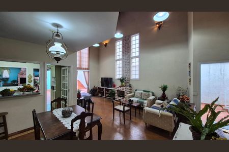 Casa à venda com 237m², 3 quartos e 5 vagasSala