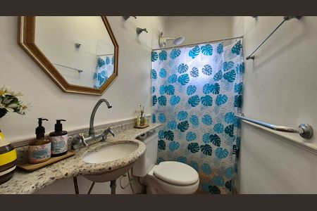 Casa à venda com 237m², 3 quartos e 5 vagasBanheiro - Fundos