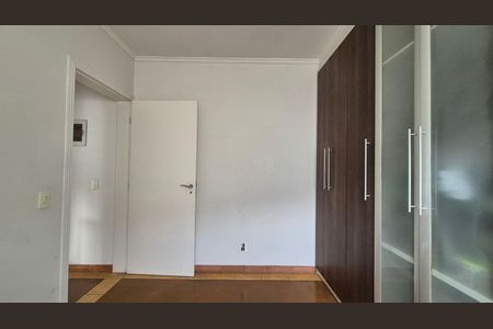 Casa à venda com 237m², 3 quartos e 5 vagasQuarto - Fundos