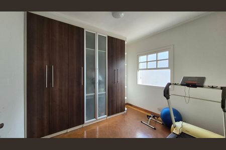 Casa à venda com 237m², 3 quartos e 5 vagasQuarto - Fundos