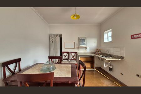 Casa à venda com 237m², 3 quartos e 5 vagasSala - Fundos