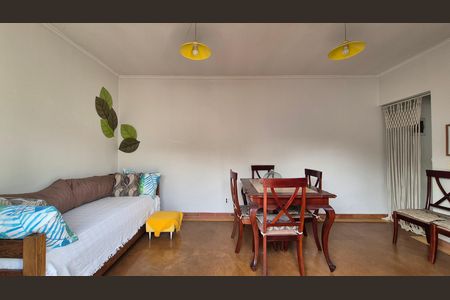 Casa à venda com 237m², 3 quartos e 5 vagasSala - Fundos