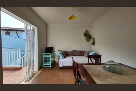 Casa à venda com 237m², 3 quartos e 5 vagasSala - Fundos