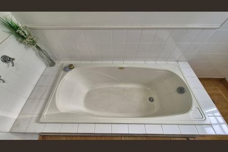 Casa à venda com 237m², 3 quartos e 5 vagasBanheiro da suíte 2