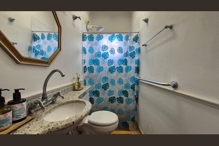 Casa à venda com 237m², 3 quartos e 5 vagasBanheiro - Fundos